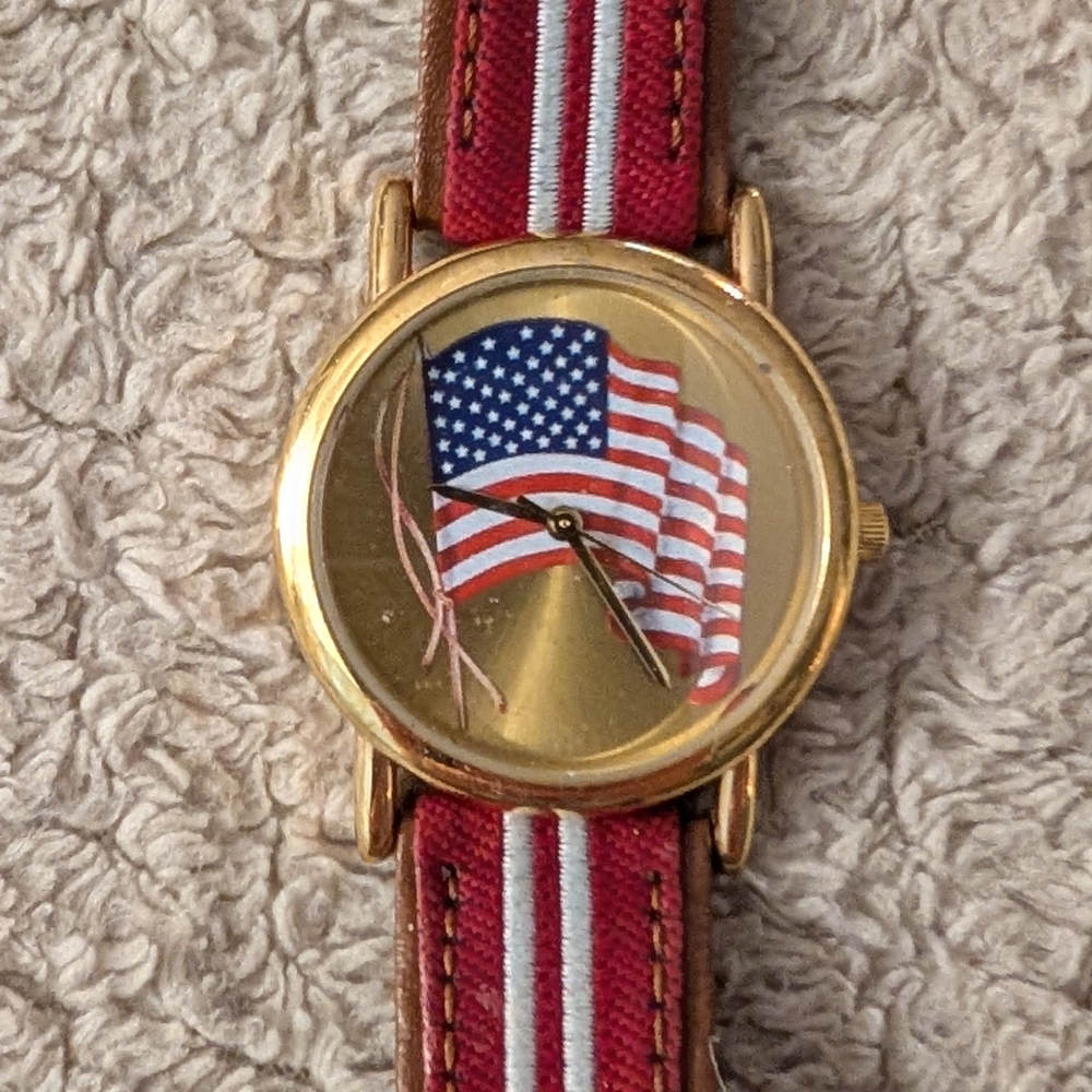 WORKING Valdawn Unisex Patriotic Flag Watch 33mm Round Gold Tone Cloth Leather